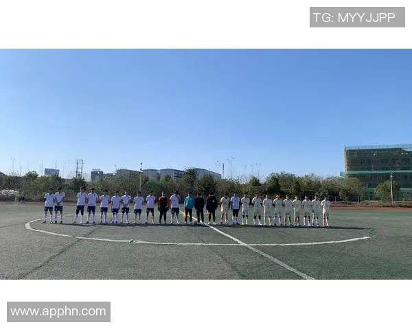 足球明星与小朋友共度快乐时光一起踢足球传递梦想与友谊的火花