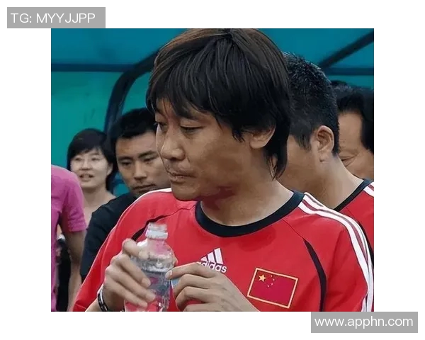 足球明星激烈对抗瞬间揭秘冲突背后的故事与情感纠葛