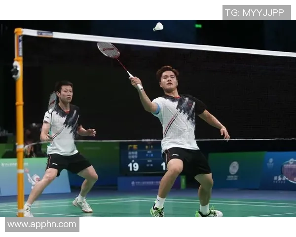 成都羽毛球队与杭州羽毛球队赛后复盘分析两队节奏与战术对比