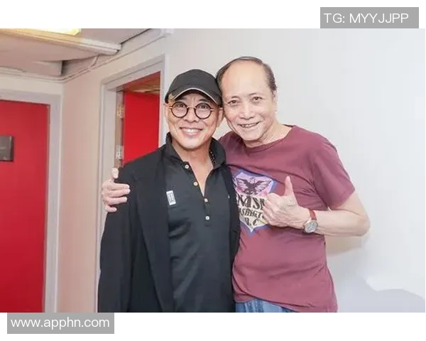 李连杰与足球明星同框合影展现运动精神与友谊的精彩瞬间 李连杰与足球明星同框合影展现运动精神与友谊的精彩瞬间