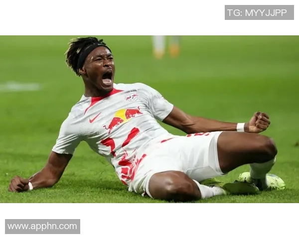 足球明星展现多才多艺魅力唱歌跳舞引发球迷热潮